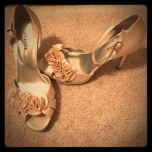 Beautiful ivory white Alfani heels